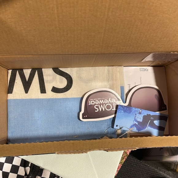 EUC TOMS CLASSICS IN DARK FLORAL - Picture 5 of 5